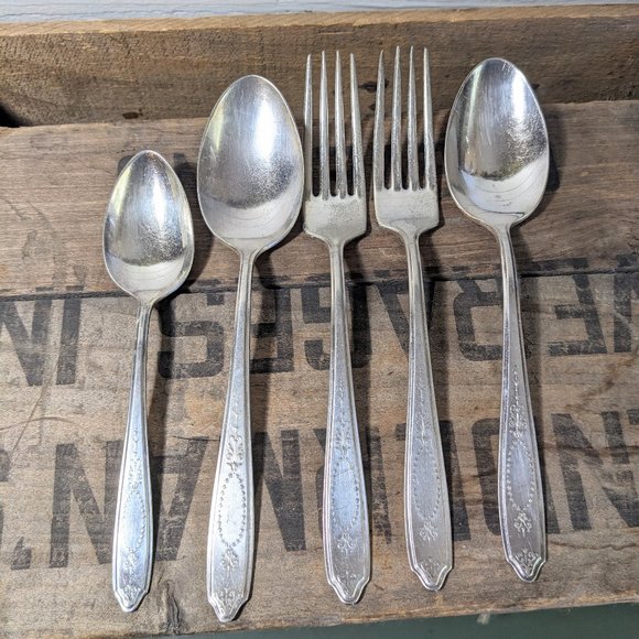 5 Piece Vintage William Rogers and Bro Flatware Spoons Forks - Picture 1 of 9
